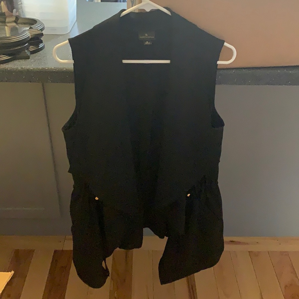 Black sleeveless blazer with pockets